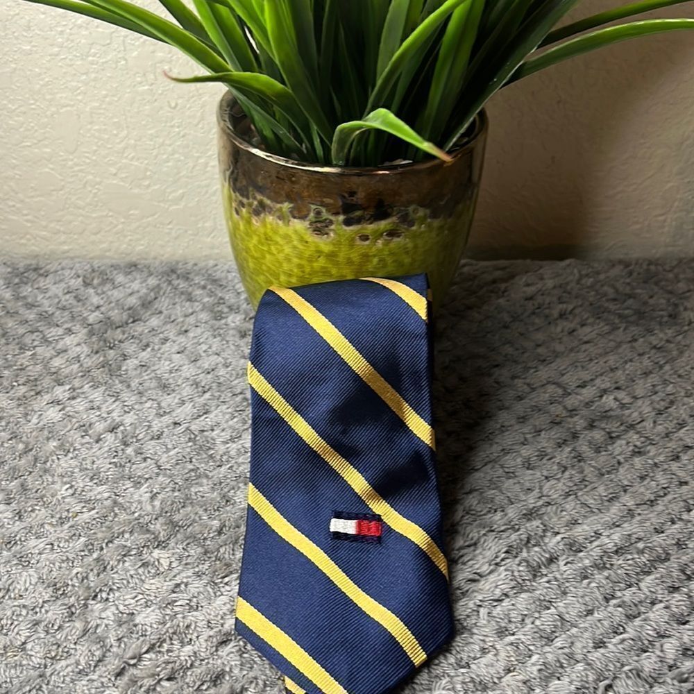 💫TOMMY HILFIGER 💫NAVY BLUE 💫gold stripe tie💫